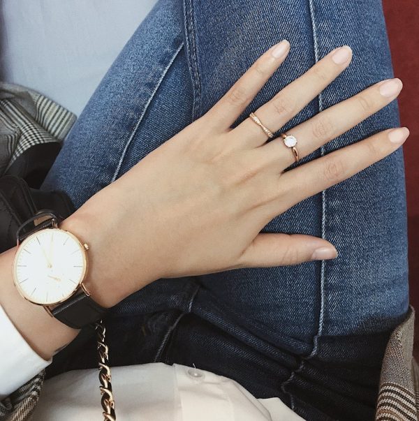 Bạn có biết nhẫn đính hôn đeo ngón tay nào không?