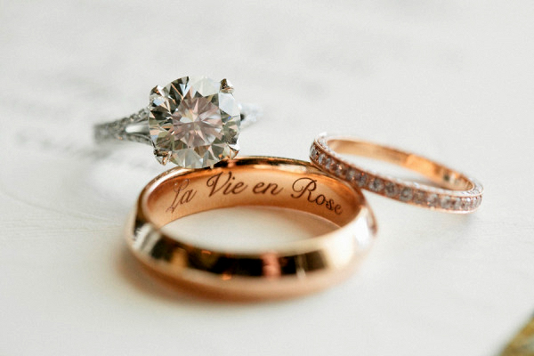 Con gái đeo nhẫn cưới tay nào là đúng